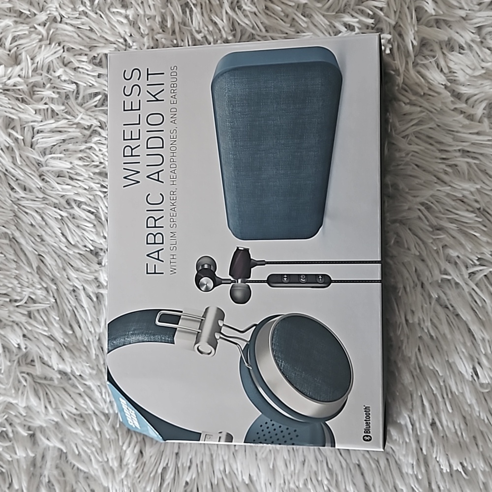 NEW SHARPER IMAGE WIRELESS FABRIC AUDIO KIT SLIM SPEAKER HEADPHONES EARBUDS BLUE